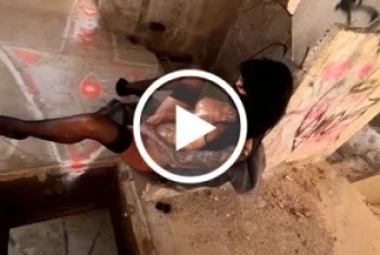 Eingeölt im rotem Haus - Brüste, Dildos, eingeölt, frau, heels, mantel, Masturbieren, porno, rasiert, schwarzhaarig, sexdevil666, Silikon, solo, vibrator
