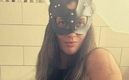Stella-Hoti - private Porno Darstellerin- Dirtytalk, Ass to Mouth, Zeigen in der Öffentlichkeit, Sexspielzeuge, Gegenstände einführen, Rimming (Polecken), Face-Sitting, Große Schwänze, Rollenspiele, Fuß-Fetisch, Natursekt aktiv, Natursekt passiv, Maskenspiele, Entführungsspiele, Dominante Rollen, Demütigung, Bondage, Spanking, CBT (Schwanz- und Hodenzüchtigung), Spitting, Keuschhaltung, Versklavung aktiv , Vorführung