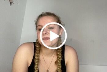 Ich zeige dir meine Teeny-Muschi ganz nah! Aber verrate es bitte keinem! - porno