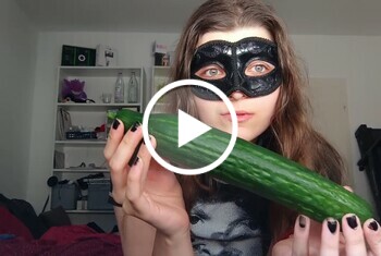 GURKEN FICK! Warum Dildo, wenn Gurke im Haus ist! - 18, angel, brünett, dildo, Europäisch, fick, frau, gegenstände, geile, Gurke, Korsett, Masturbieren, nett, porno, rasiert, solo