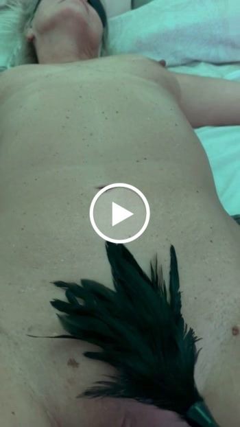 pb xl a09e5f7474016e25d57b3a67ab682770 1 - feder an nippel und kitzler -ton.mp4