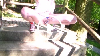 Im Park auf Treppen gepinkelt - FraeuleinJones, man, natursekt, park, pinkeln, porno