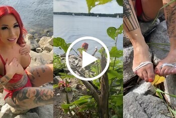 Eincremen am See mit nackten Füßchen - tattoos