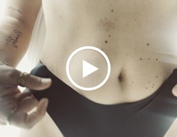 Meine Hand geht langsam in meinen String um meine Pussy zu berühren - solo