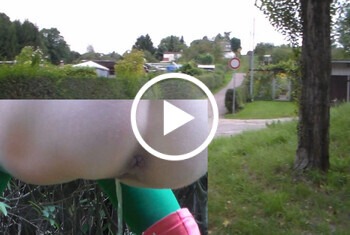 In Kleingartenanlage Blase geleert - blase, FraeuleinJones, freundin, hose, natürlich, pinkeln, porno
